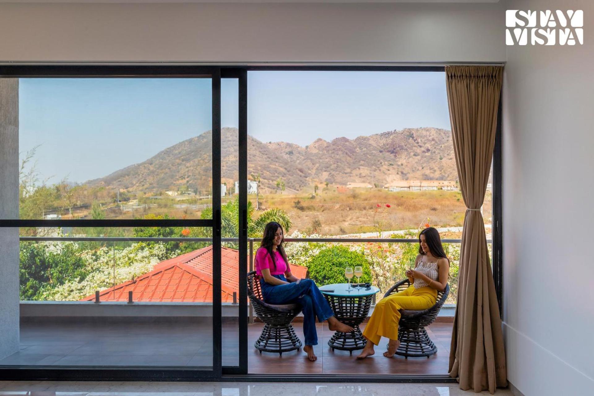 Stayvista'S Bella Dream - Mountain-View With Outdoor Pool, Lawn Featuring A Gazebo & Indoor Games Udaipur Dış mekan fotoğraf